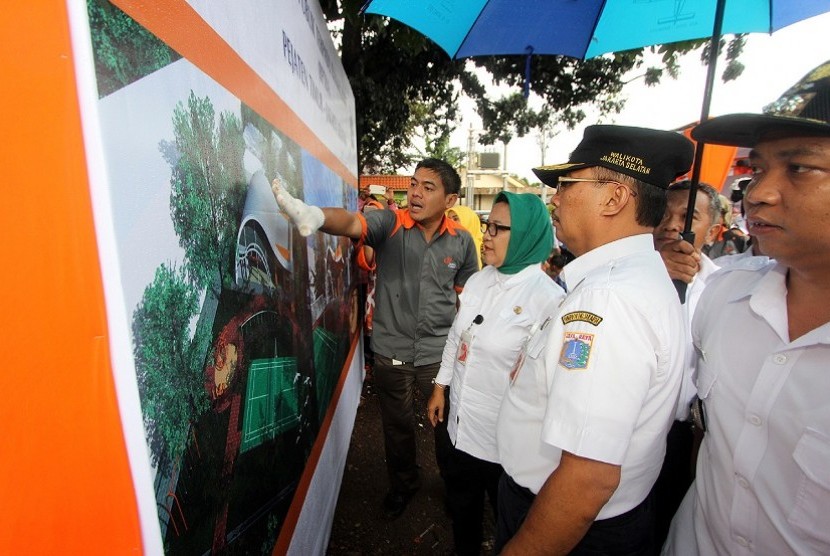 Ketua Japfa Foundation Andi Prasetyo memberi penjelasan kepada Wali Kota Jakarta Selatan Tri Kurniadi (topi hitam) dan Kepala Badan Pemberdayaan Masyarakat dan Perempuan dan Keluarga Berencana Provinsi DKI Jakarta Dien Emawati (jilbab hijau) terkait RPTRA 