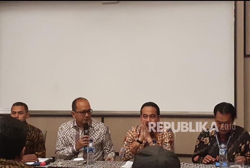 Ketua Kadin Indonesia (kedua dari kiri) Rosan P Roeslani memberikan penjelasan kepada wartawan mengenai kegiatan Rapat Pimpinan Nasional (Rapimnas) Kadin Indonesia 2018 yang diselenggarakan di Solo pada Senin-Rabu (26-28/11), di acara konferensi pers di Hotel Alila Solo, Senin (26/11). 