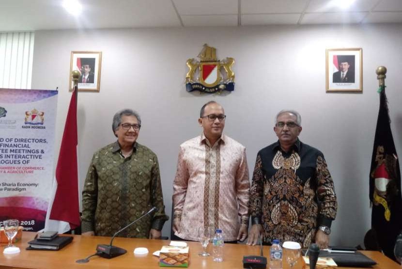 Ketua KADIN Indonesia Komite Tetap Timur Tengah Fachry Thaib, Ketua KADIN Indonesia Rosan Roeslani, Ketua Pelaksana Sidang Tahunan ICCIA 2018 Mohammad Bawazeer dalam konferensi pers di Kantor KADIN Indonesia, Jakarta, Selasa (14/8). Indonesia menjadi tuan rumah Sidang Tahunan Islamic Chamber of Commerce, Industry and Agriculture (ICCIA) yang diadakan pada 22-23 Oktober di Jakarta.