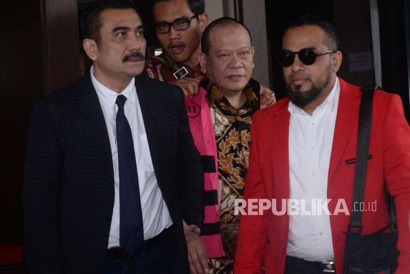  Ketua Kadin Jawa Timur dan Ketum PSSI Non-Aktif La Nyalla Mattalitti usai menjalani pemeriksaan lanjutan di Kejaksaan Agung, Jakarta, Rabu (1/6).  (Republika/Yasin Habibi) 