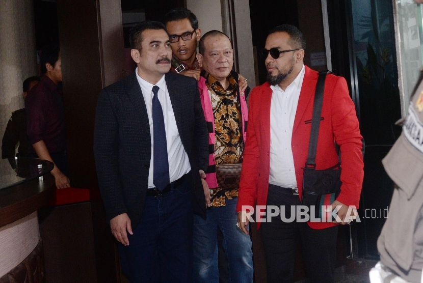  Ketua Kadin Jawa Timur dan Ketum PSSI Non-Aktif La Nyalla Mattalitti usai menjalani pemeriksaan lanjutan di Kejaksaan Agung, Jakarta, Rabu (1/6).  (Republika/Yasin Habibi) 