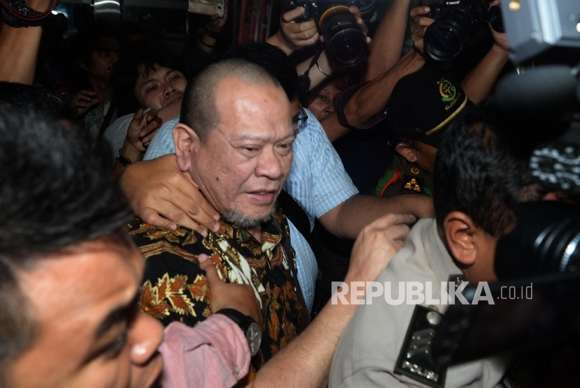  Ketua Kadin Jawa Timur dan sekaligus Ketua Umum PSSI La Nyalla Mattalitti dikawal petugas saat tiba di Kejagung, Jakarta, Selasa (31/5). (Republika/Yasin Habibi)