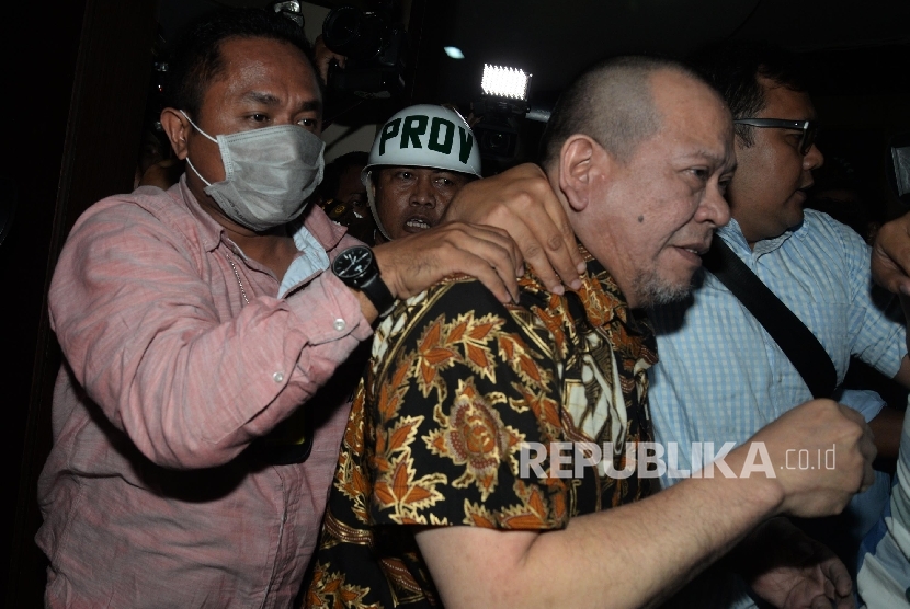 Ketua Kadin Jawa Timur dan sekaligus Ketua Umum PSSI La Nyalla Mattalitti dikawal petugas saat tiba di Kejagung, Jakarta, Selasa (31/5). (Republika/Yasin Habibi)