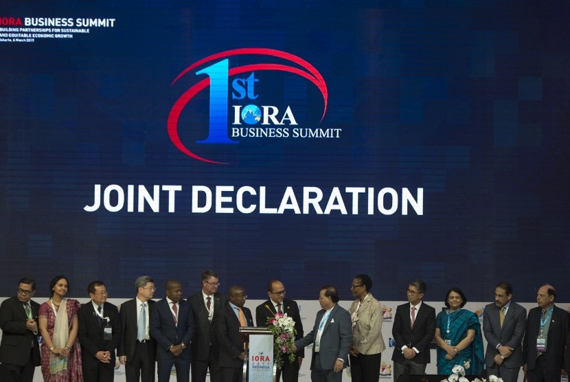 Ketua Kadin Rosan Perkasa Roeslani (tengah) bersama para perwakilan kamar dagang negara anggota IORA melakukan Joint Declaration dalam IORA Business Summit dalam rangkaian KTT IORA ke-20 tahun 2017 di Jakarta Convention Center, Jakarta, Senin (6/3). 