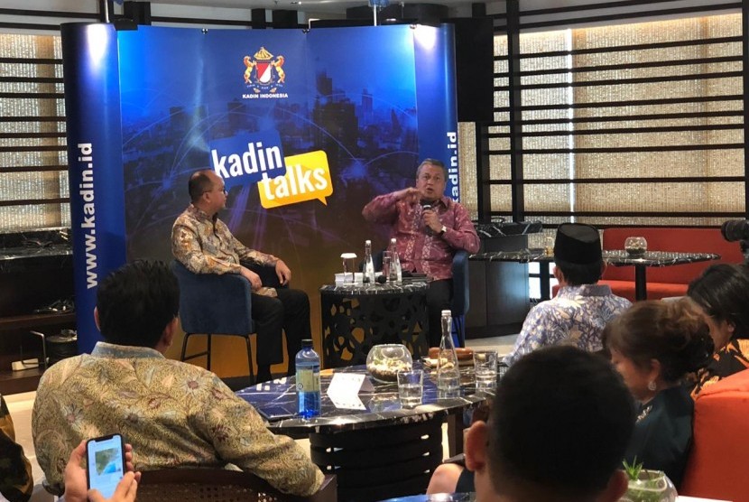 Ketua Kadin Rosan Roeslani bersama Gubernur Bank Indonesia Perry Warjiyo menghadiri acara Kadin Talks di Menara Kadin, Jakarta, Senin (26/8). 