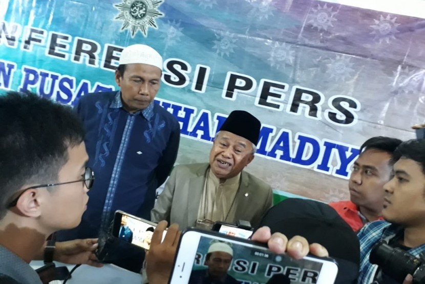 Ketua Kantor Kerjasama Internasional dan Hubungan Luar Negeri PP Muhammadiyah, KH Muhyiddin Junaidi saat menyampaikan pernyataan sikap Muhammadiyah terhadap pelanggaran HAM di Xinjiang, Cina di Gedung Dakwah Muhammadiyah, Senin (16/12).