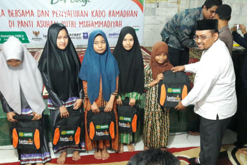  Ketua KAUMY Pengda Riau Andri Syah saat menyalurkan kado Ramadhan