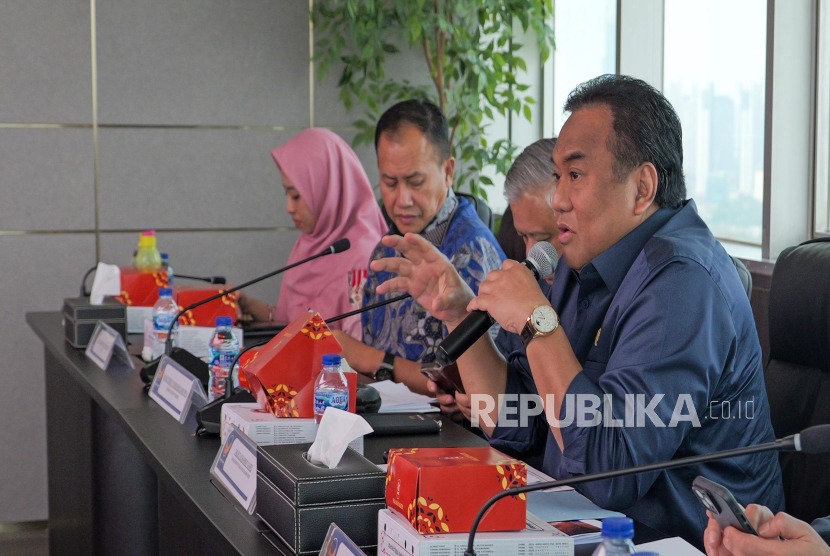 Ketua Kelompok Fraksi Partai Nasdem di Komisi VI DPR RI, Rachmat Gobel dalam  Fokus Group Discussion (Diskusi Kelompok Terpumpun) yang diadakan Fraksi Partai Nasdem DPR RI. Diskusi tersebut bertema “RUU Perlindungan Konsumen: Memperkuat Lembaga, Menegakkan Perlindungan Warga Negara”..