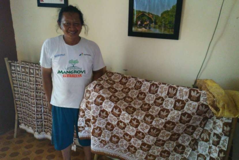 Ketua Kelompok Jaka Kencana Desa Karangsong, Kecamatan Indramayu, Kabupaten Indramayu Abdulatif (47 tahun) dan produk batik motif mangrove hasil ciptaannya.