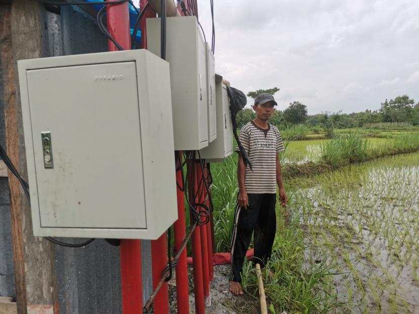Ketua Kelompok Tani Subur Desa Jagoan, Boyolali, Pardi menunjukkan sistem pengairan sawahnya yang sudah menggunakan listrik dari PLN, di Boyolali, Jawa Tengah, Senin (6/12). 