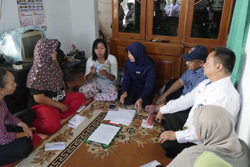Ketua Kelompok Walet Ida Husniah membantu menghitung angsuran di hadapan anggota kelompok di pertemuan mingguan kelompok nasabah Mekaar PNM (ilustrasi).