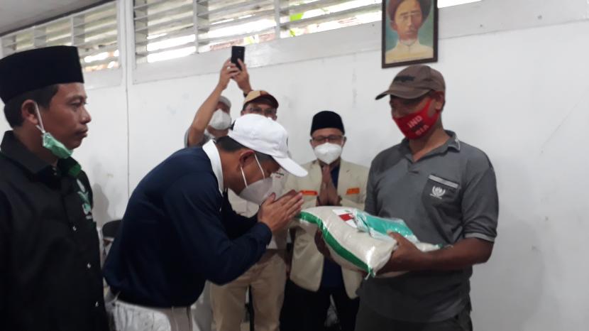 Ketua Umum Pimpinan Pusat Pemuda Muhammadiyah Sunanto dan Perwakilan organisasi Kerukunan Umat Beragama (KUB) Budha Tsu Ci Bapak Edhi Kamidin memberikan bantuan sembako ke warga Banten terdampak Covid-19.