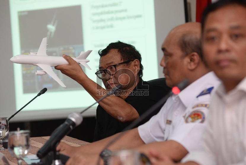 Ketua KNKT Soerjanto Tjahjono (kanan), dan Ketua tim Investigasi Mardjono Siswosuwarno menjelaskan tahapan jatuhnya pesawat saat rilis hasil penyelidikan Komite Nasional Keselamatan Transportasi (KNKT) atas kecelakaan pesawat Air Asia QZ 8501 di Jakarta, S