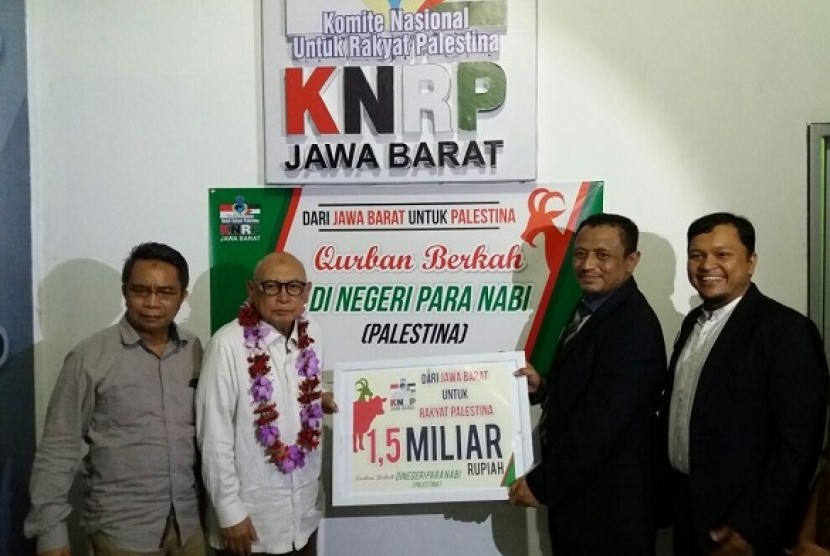 Ketua KNRP Jawa Barat Arifin Sobari (kedua kanan) menyerahkan secara simbolis donasi kurban Rp 1,5 miliar kepada Ketua KNRP Pusat Soeripto. Donasi ini digabungkan dengan donasi dari provinsi lain di Indonesia dan langsung diserahkan ke Palestina.