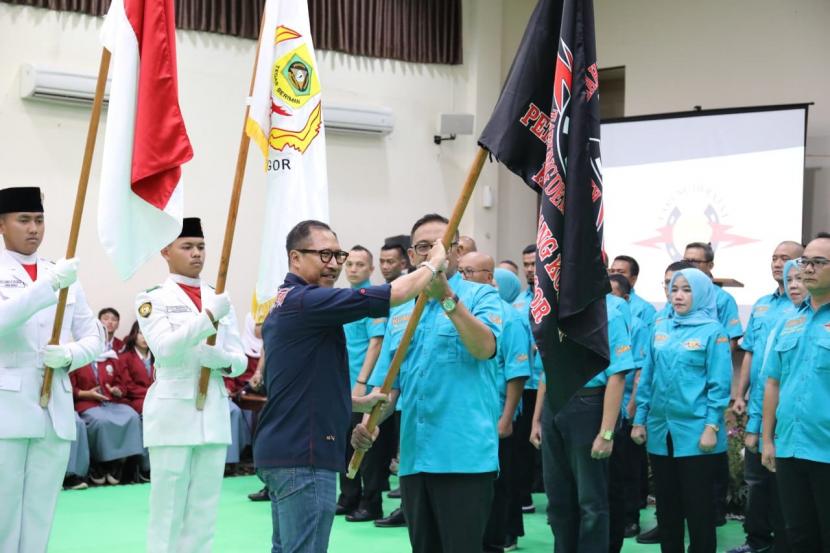 Ketua Kodrat Jabar Dedi Taufik saat melantik Iwan Setiawan sebagai Ketua Kodrat Kabupaten Bogor.