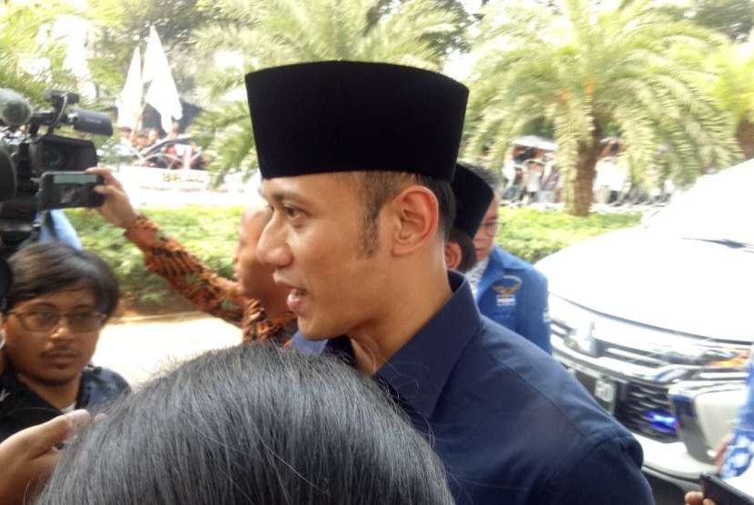 Ketua Kogasma Demokrat  Agus Harimurti Yudhoyono (AHY) turut hadir ke Komisi Pemilihan Umum (KPU) untuk mendampingi pasangan Prabowo-Sandiaga pada pemilihan presiden atau Pilpres 2019, di Jalan Imam Bonjol, Jakarta Pusat, Jumat (10/8).