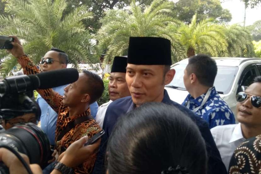 Ketua Kogasma Demokrat  Agus Harimurti Yudhoyono (AHY) turut hadir ke Komisi Pemilihan Umum (KPU) untuk mendampingi pasangan Prabowo-Sandiaga pada pemilihan presiden atau Pilpres 2019, di Jalan Imam Bonjol, Jakarta Pusat, Jumat (10/8).