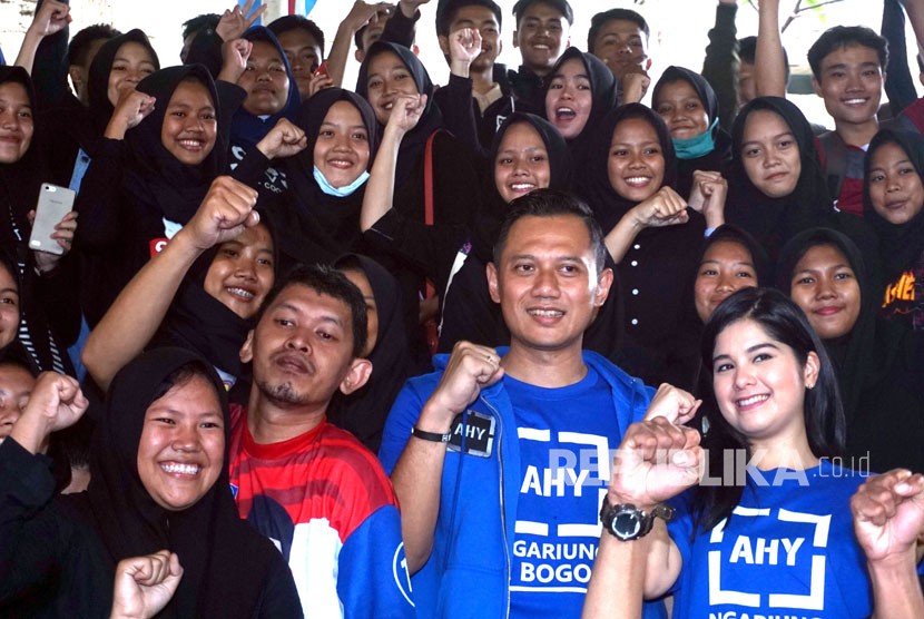 Ketua Kogasma Partai Demokrat Agus Harimurti Yudhoyono (kedua kanan) didampingi Istri Annisa Pohan (kanan)