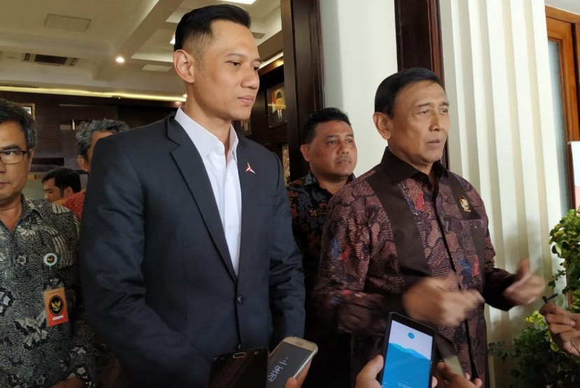 Ketua Kogasma Partai Demokrat, Agus Harimurti Yudhoyono (AHY), menemui Menteri Koordinator Bidang Politik, Hukum, dan Keamanan, Wiranto, di Kantor Kemenko Polhukam, Gambir, Jakarta Pusat, Jumat (22/3). 