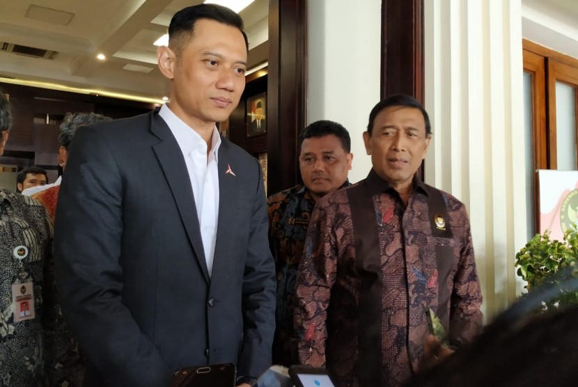 Ketua Kogasma Partai Demokrat, Agus Harimurti Yudhoyono (AHY), menemui Menteri Koordinator Bidang Politik, Hukum, dan Keamanan, Wiranto, di Kantor Kemenko Polhukam, Gambir, Jakarta Pusat, Jumat (22/3). 