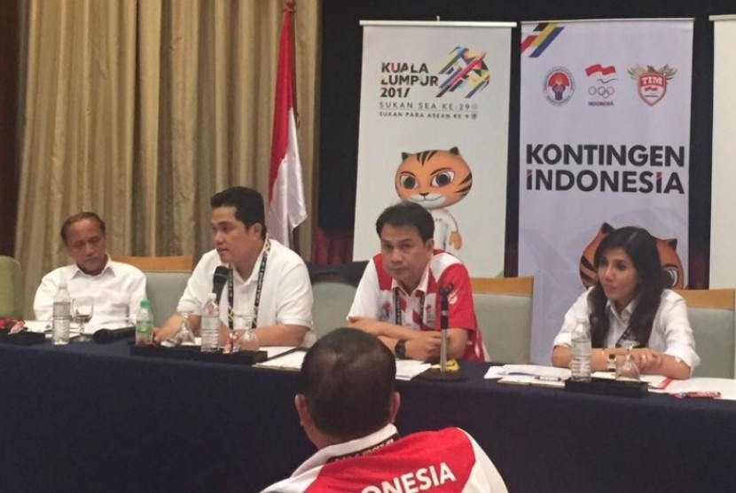 Ketua KOI Erick Thohir (kedua kiri) memberikan pernyataan mengenai insiden bendera Indonesia yang terbalik di buku SEA Games 2017, Sabtu (19/8).