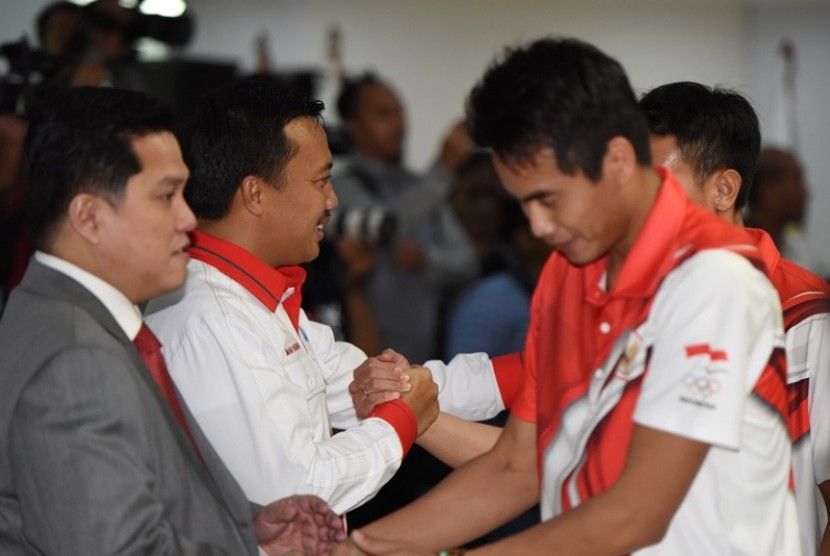 Ketua KOI Erick Thohir (kiri) bersama Menpora Imam Nahrawi (kedua kiri) menjabat tangan sejumlah atlet dalam pengukuhan dan pelepasan kontingen Olimpiade di Kantor Kemenpora, Jakarta, Selasa (21/6). 