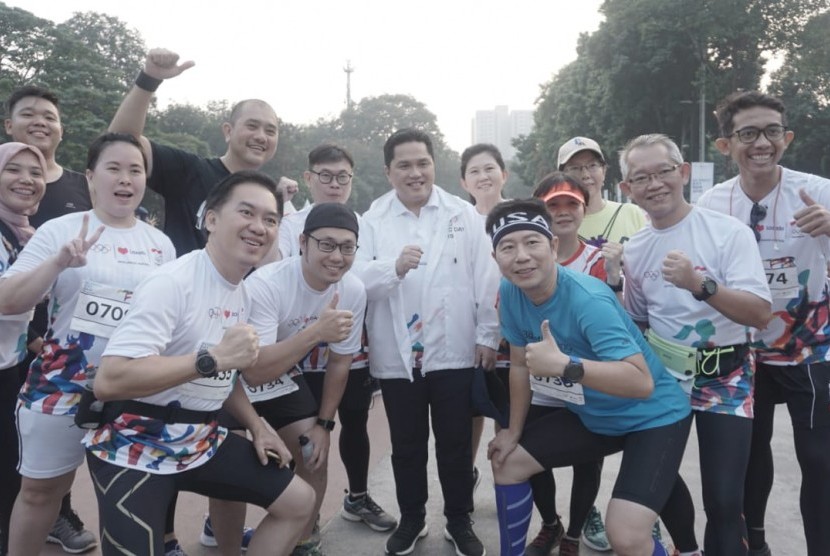 Ketua KOI Erick Thohir (tengah) dalam gelaran Olympic Day Run di  Gelora Bung Karno Senayan, Jakarta.