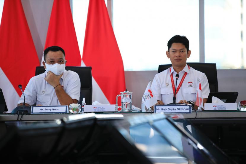 Ketua NOC Indonesia Raja Sapta Oktohari (kanan).