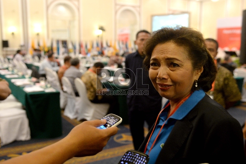 Ketua Umum KOI Rita Subowo menjawab pertanyaan wartawan sebelum Rapat Anggota Istimewa dan Kongres Istimewa Komite Olimpiade Indonesia (KOI) di Jakarta, Senin (28/9). 