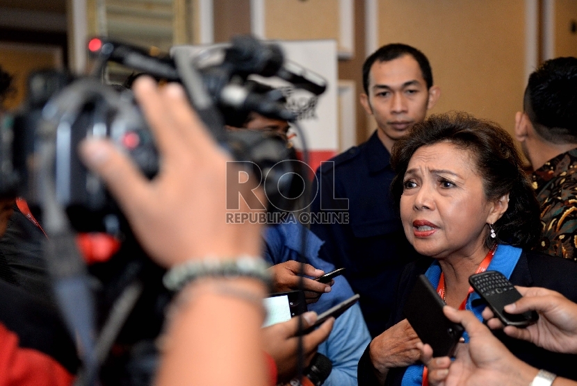 Ketua Umum KOI Rita Subowo menjawab pertanyaan wartawan usai meninggalkan Rapat Anggota Istimewa dan Kongres Istimewa Komite Olimpiade Indonesia (KOI) di Jakarta, Senin (28/9).