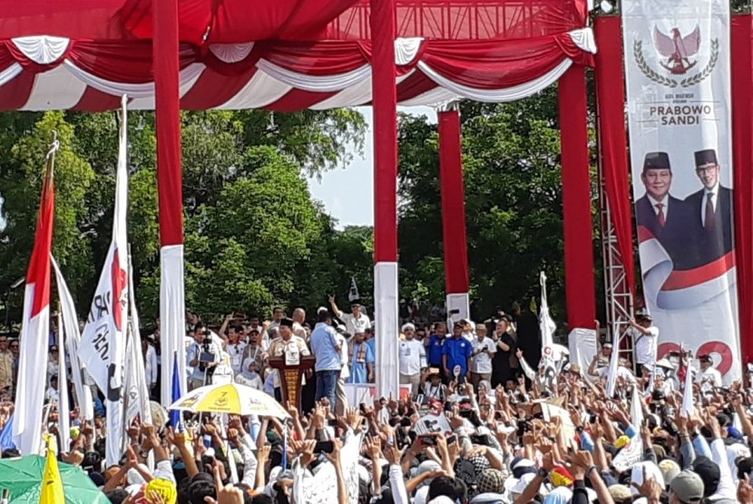 Calon presiden nomor urut 02 Prabowo Subianto memberikan orasi di acara Kampanye Super Akbar Prabowo-Sandi di Stadion Sriwedari Solo, Rabu (10/4). Acara tersebut dihadiri ribuan peserta. 