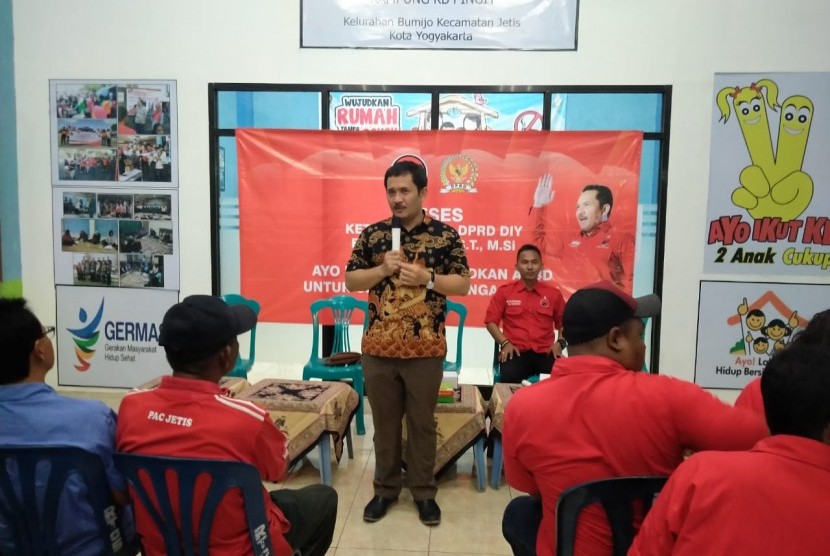 Ketua Komisi A DPDR DIY, Eko Suwanto, saat menggelar edukasi terkait mitigasi bencana di Kecamatan Jetis, Yogyakarta.