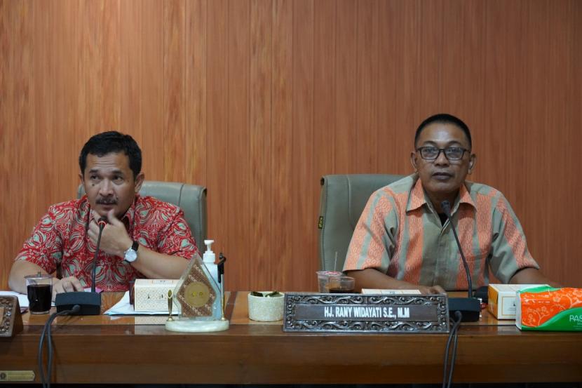  Ketua Komisi A DPRD DIY, Eko Suwanto (batik merah), di Gedung DPRD DIY, Kota Yogyakarta, Jumat (13/1). 