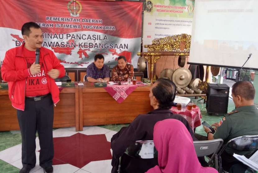 Ketua Komisi A DPRD DIY Eko Suwanto (jaket merah) pada acara Sinau Pancasila dan Wawasan Kebangsaan, di Mergangsan. 