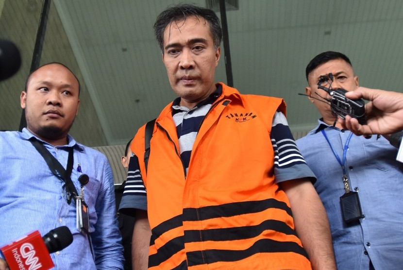 Ketua Komisi A DPRD Kebumen Yudi Tri Hartanto mengenakan baju tahanan usai menjalani pemeriksaan di Gedung KPK Jakarta, Minggu (16/10). 
