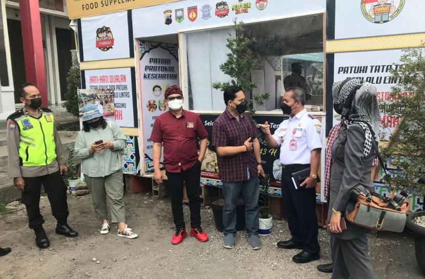 Ketua Komisi C DPRD Kabupaten Semarang, Wisnu Wahyudi (tiga dari kanan) dan sejumlah anggotanya saat meninjau Pos Pengamanan Mudik Lebaran 1443 Hijriah, di Bawen, Kabupaten Semarang.