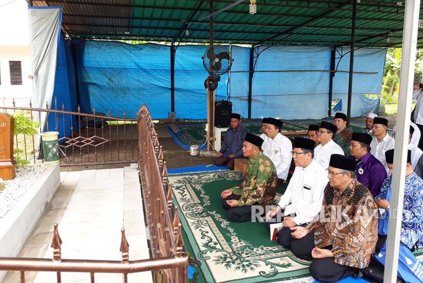 Ketua Komisi Dakwah MUI, KH Cholil Nafis menyaksikan Mendikbud Prof Muhadjir Effendy memimpin tahlil di pemakaman KH. Ahmad Hasyim Muzadi, Pesantren Al-Hikam, Depok, Rabu (25/10). 