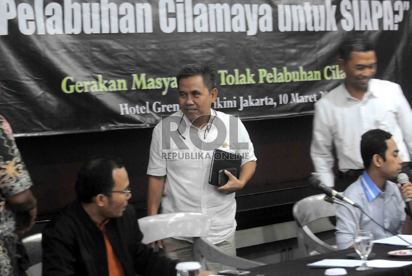 Ketua Komisi Energi Dewan Perwakilan Rakyat Kardaya Warnika (kedua kiri) menjadi pembicara dalam diskusi 