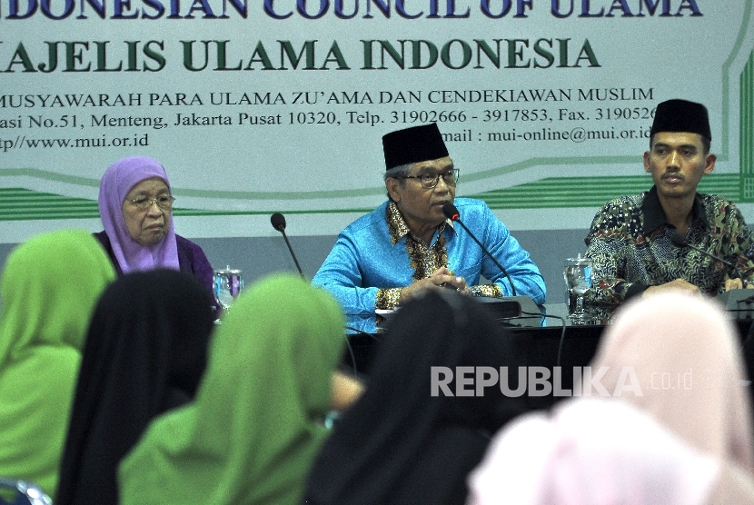 Ketua Komisi Fatwa MUI Hasanuddin AF (tengah).