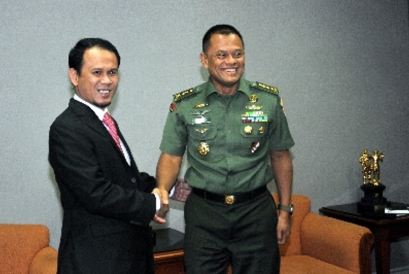 Ketua Komisi I DPR Mahfudz Siddiq bersalaman dengan Panglima TNI Jenderal Gatot Nurmantyo.