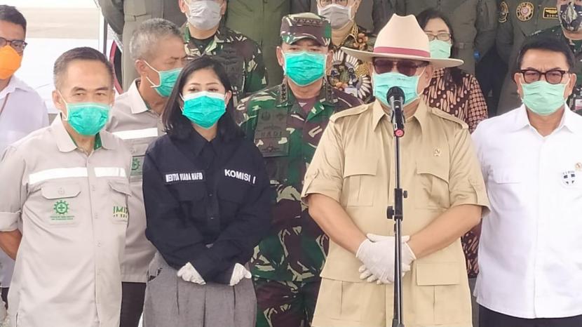 Ketua Komisi I DPR Meutya Hafid (kedua dari kiri) ketika memantau kedatangan pesawat Hercules C-130 milik TNI Angkatan Udara yang membawa alat kesehatan (alkes) dan obat-obatan dari Shanghai, China, di Bandara Halim Perdanakusuma, Jakarta.