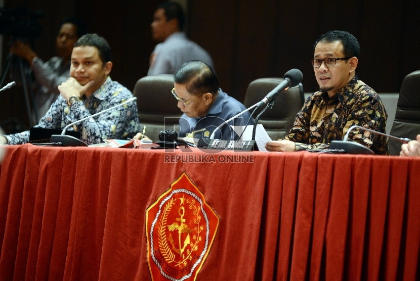 Ketua Komisi I Mahfudz Siddiq (kanan) saat menghadiri pemaparan pencapaian kinerja Panglima TNI periode 2014-2015 oleh Panglima TNI Jenderal Moeldoko di Mabes TNI Cilangkap, Jakarta, Senin (6/7). (Republika/Rakhmawaty La'lang)