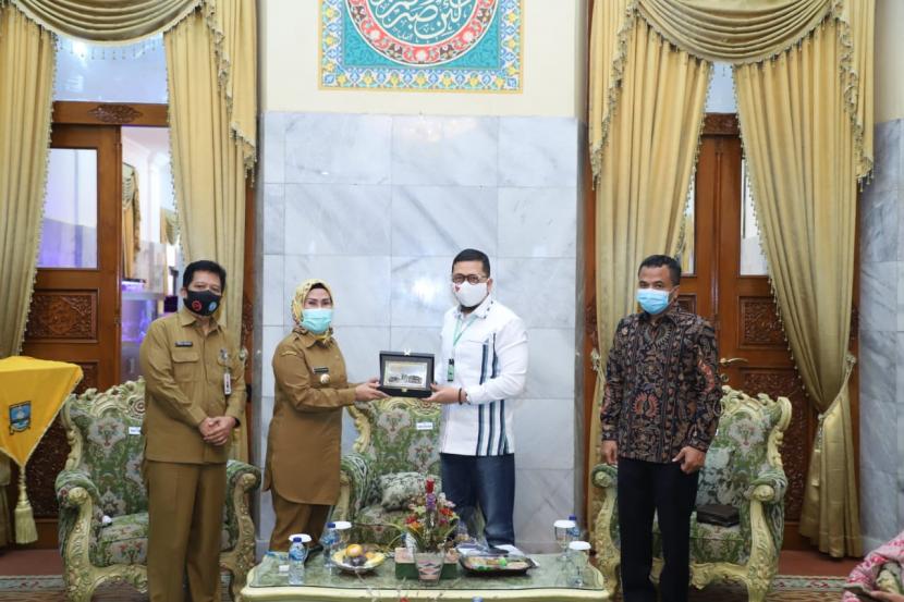 Ketua Komisi II Dewan Perwakilan Rakyat Republik Indonesia (DPR RI), Ahmad Doli Kurnia mengapresiasi Pemkab Serang dalam penanganan para guru honorer kategori dua (K-2) dan murni (honorer kategori satu). Menurut Doli, standarisasi dalam pemberian dana insentif relatif tinggi dibanding daerah lain.