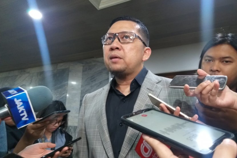 Ketua Komisi II DPR RI Ahmad Doli Kurnia Tanjung memberikan keterangan kepada wartawan di Kompleks Parlemen Senayan, Jakarta, Selasa (11/2). 