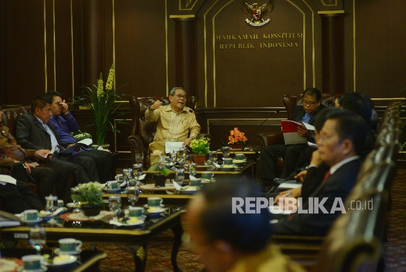 Ketua Komisi II DPR RI Rambe Kamaruzzaman (kiri) berbincang bersama Ketua Mahkamah Konstitusi (MK) Arief Hidayat (kanan) saat menggelar pertemuan konsultasi di Gedung MK, Jakarta, Kamis (14/4). (Republika/ Raisan Al Farisi)