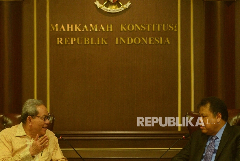 Ketua Komisi II DPR RI Rambe Kamaruzzaman (kiri) berbincang bersama Ketua Mahkamah Konstitusi (MK) Arief Hidayat (kanan) saat menggelar pertemuan konsultasi di Gedung MK, Jakarta, Kamis (14/4). (Republika/ Raisan Al Farisi)