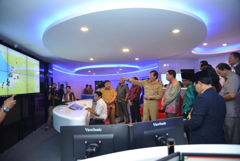 Ketua Komisi II DPR RI Zainudin Amali meninjau penerapan konsep Smart City di Pemkot Manado bernama Cerdas Command Center (C3) Manado.