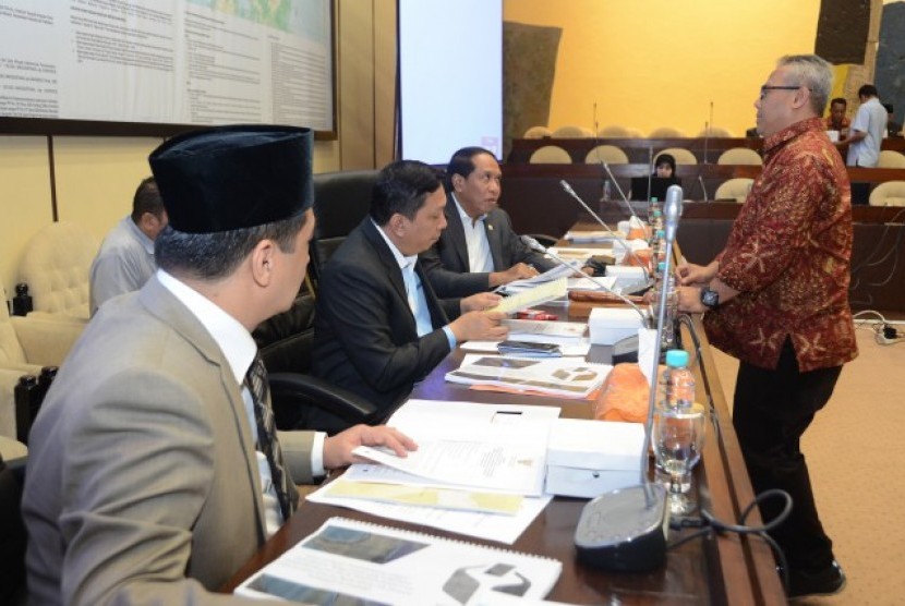 Ketua Komisi II DPR Zainudin Amali saat memimpin RDP di Gedung DPR RI, Senayan, Jakarta, Senin (26/3).