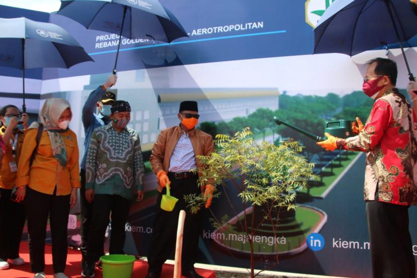Ketua Komisi II DPRD Jabar, Rahmat Hidayat Djati (berpeci) menghadiri peresmian pembangunan Kertajati Industrial Estate Majalengka (KIEM). 