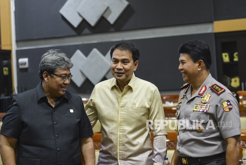 Ketua Komisi III DPR Azis Syamsuddin (tengah) berbincang dengan Wakapolri Komjen Pol Ari Dono Sukmanto (kanan) dan Wakil Jaksa Agung Arminsyah (kiri) sebelum memulai rapat kerja dengan Komisi III DPR RI di gedung parlemen, Senayan, Jakarta, Senin (17/6/2019).